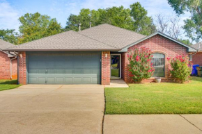 5 Mi to University of Oklahoma Home with Patio!